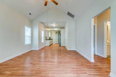 Main picture of 900 Putnam St