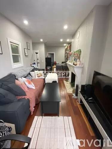 Main picture of 250 Newbury St