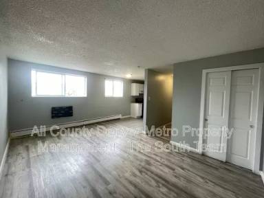 Main picture of 1676 Hanover St