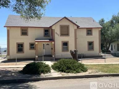 Main picture of 902 W 11th St