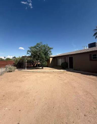 Main picture of 909 W Milton St