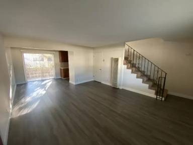 Main picture of 211 Easy St