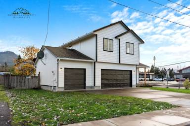 Main picture of 208 E Main St
