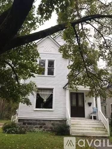 Main picture of 521 W Walnut St