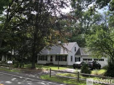 Main picture of 679 Wellesley St