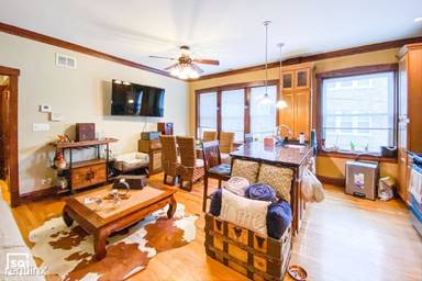 Main picture of 3515 W Argyle St