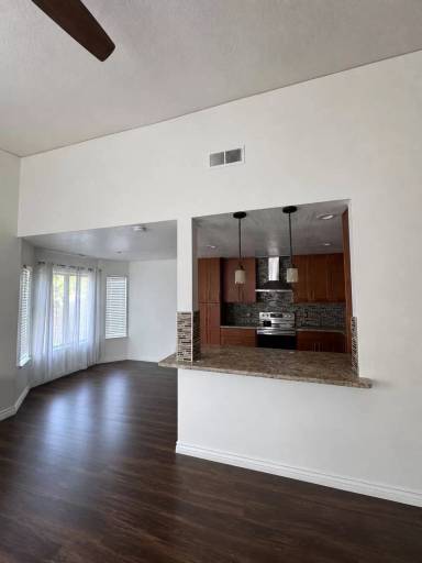Main picture of 999 Porter Ave