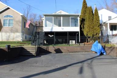 Main picture of 884 Parker St