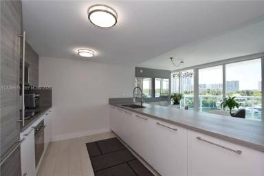 Main picture of Parque Towers Condo