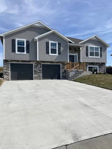Main picture of 701 SW Powell Dr