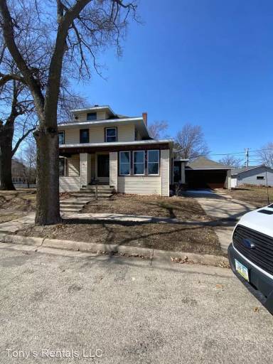 Main picture of 202 4th St SE