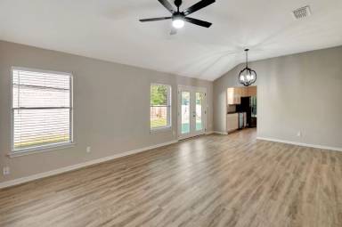 Main picture of 515 Versailles St