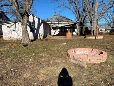 Main picture of 209 W Hackberry St