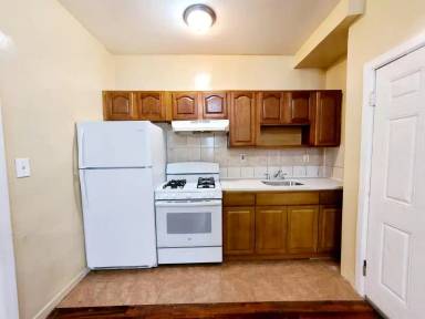 Main picture of 786 E 214th St