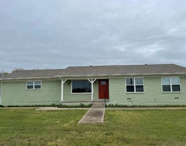 Main picture of 321 E Lake St