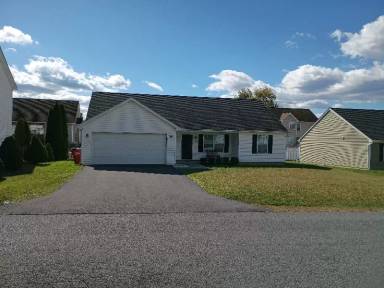 Main picture of 253 Wren St N