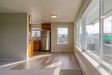 Main picture of 319 N 105th St