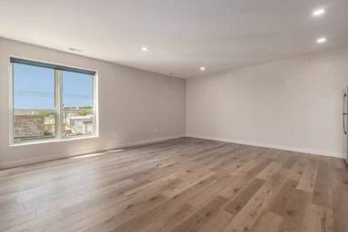 Main picture of 300 S 13th St