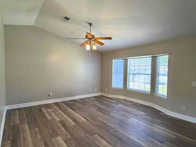 Main picture of 102 Driftwood Ct