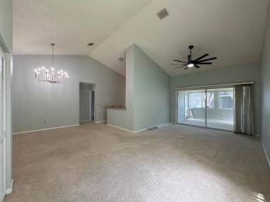 Main picture of 15 Bristol Dr