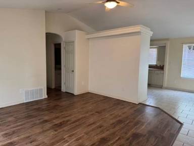 Main picture of 984 S Honeysuckle Dr