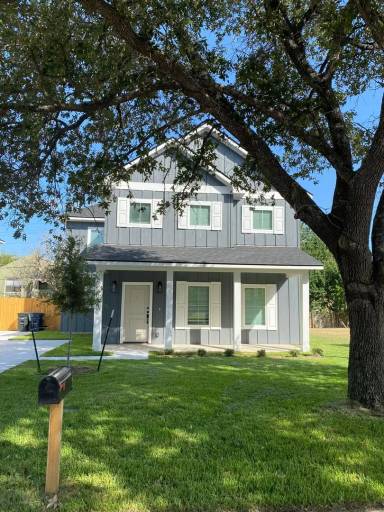 Main picture of 208 Sterling St