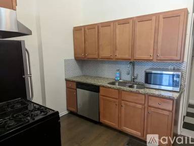 Main picture of 2047 N Hoyne Ave