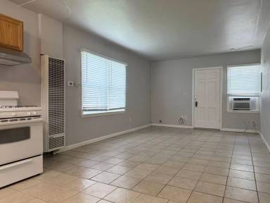 Main picture of 910 W 22nd St