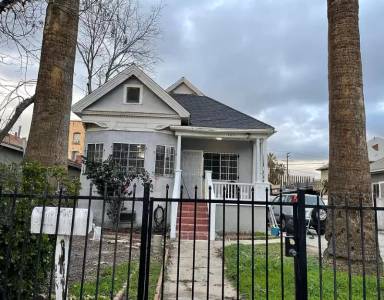 Main picture of 1611 W 11th Pl