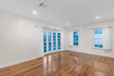 Main picture of 220 S Rexford Dr