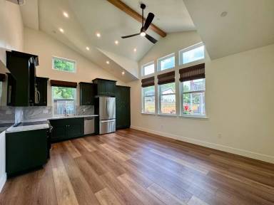 Main picture of 305 Coloma St