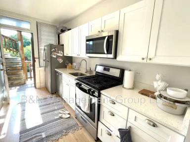 Main picture of 910-18 W Oakdale Ave Apartments