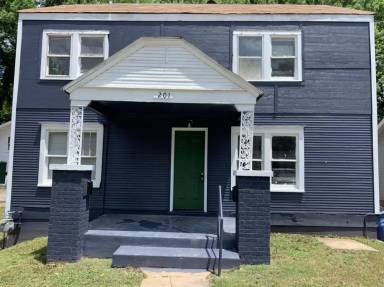 Main picture of 201 S Lowry St