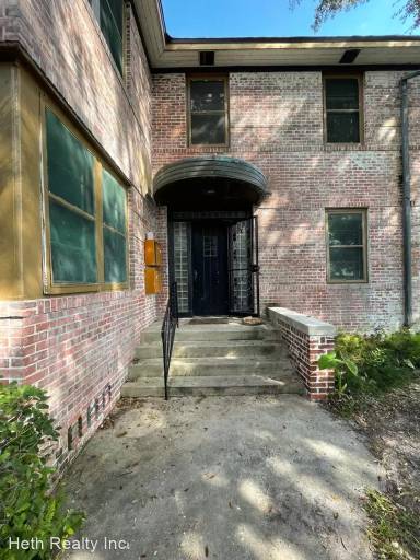 Main picture of 2748 Vernon Ter