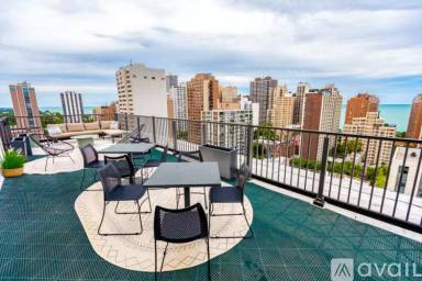 Main picture of 1344 N Dearborn St