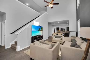 Main picture of 2028 Dove Creek Ln