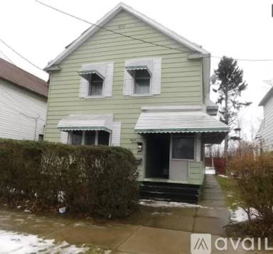 Main picture of 717 E 13th St