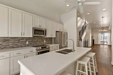 Main picture of 421 W 6th St
