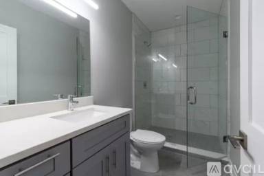 Main picture of 25 W Hubbard St