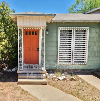 Main picture of 310 S Van Buren St