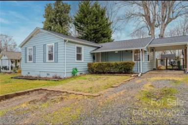Main picture of 642 10th Street Blvd NW