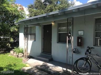 Main picture of 2180 SW 54th St
