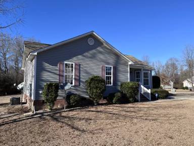 Main picture of 105 Thompson Dr