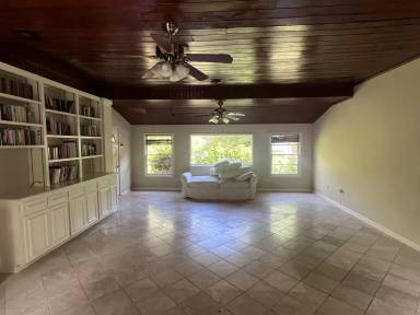 Main picture of 122 E Edgewater Dr