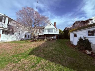 Main picture of 411 10th Ave W