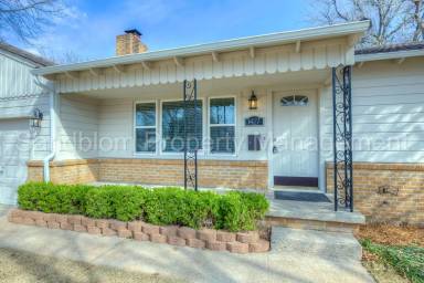 Main picture of 1427 E 53rd St