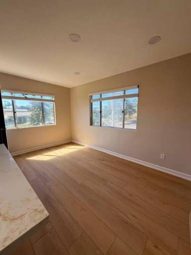 Main picture of 4483 Bond St