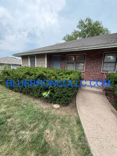 Main picture of 1507 NE White Dr