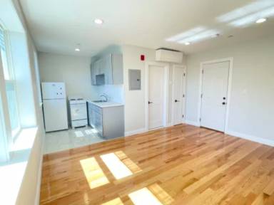 Main picture of 325 Newport Ave