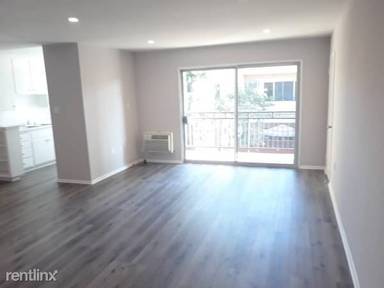 Main picture of 13813 Oxnard St